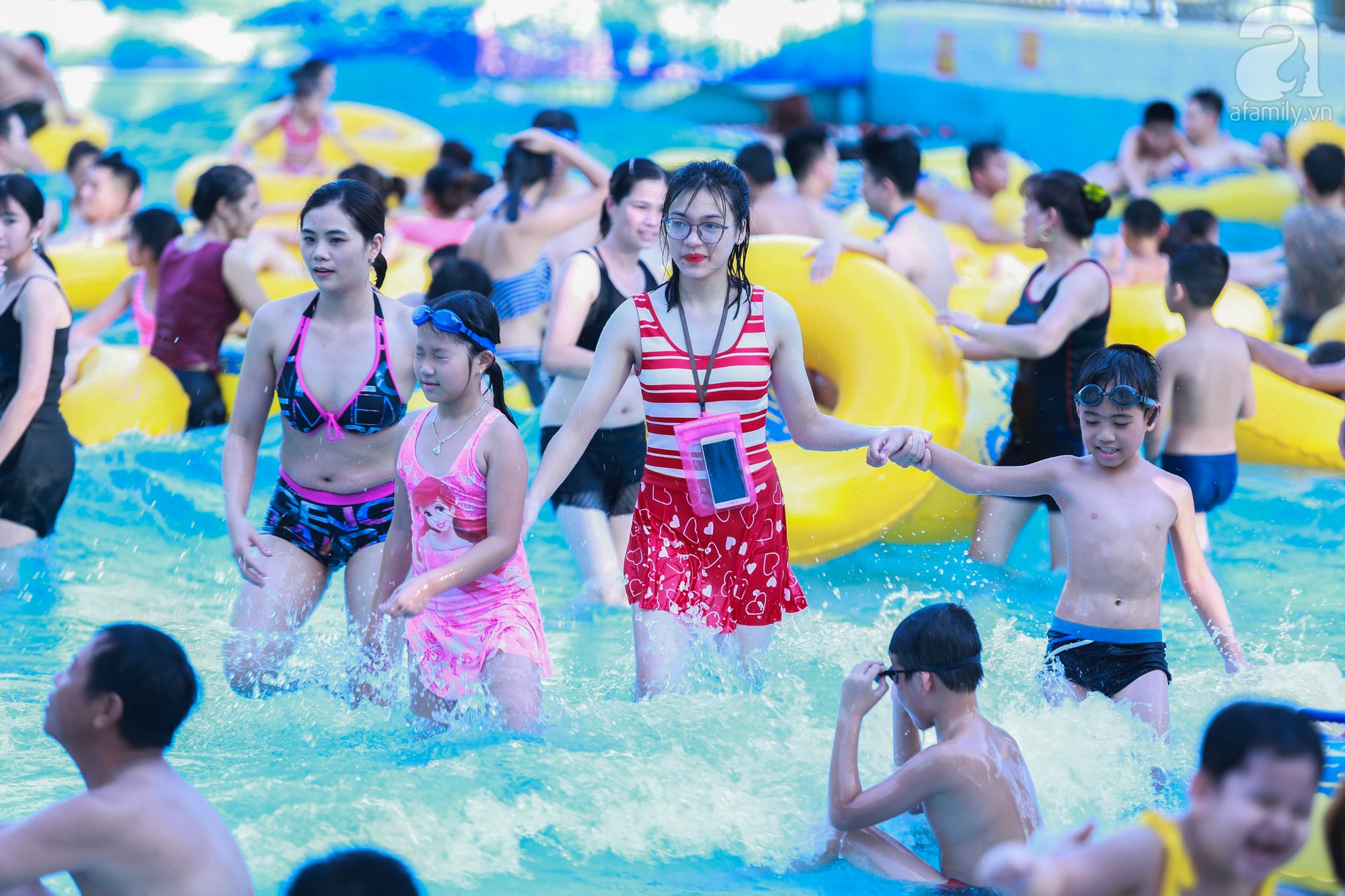 Chùm ảnh: Dân tình thỏa sức vùng vẫy giải nhiệt tại “bể bơi” lớn nhất Hà Nội - Ảnh 13.