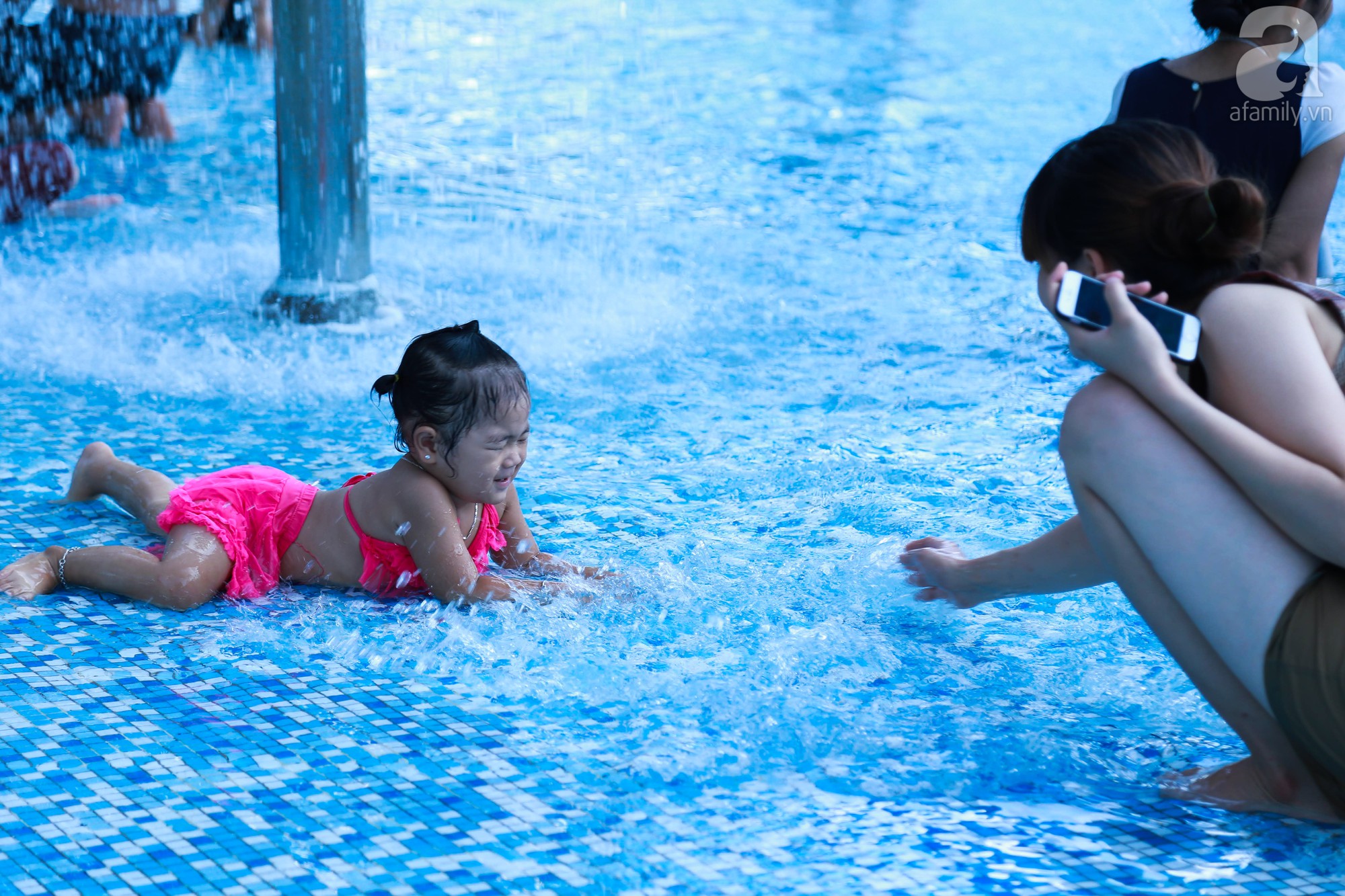 Chùm ảnh: Dân tình thỏa sức vùng vẫy giải nhiệt tại “bể bơi” lớn nhất Hà Nội - Ảnh 6.