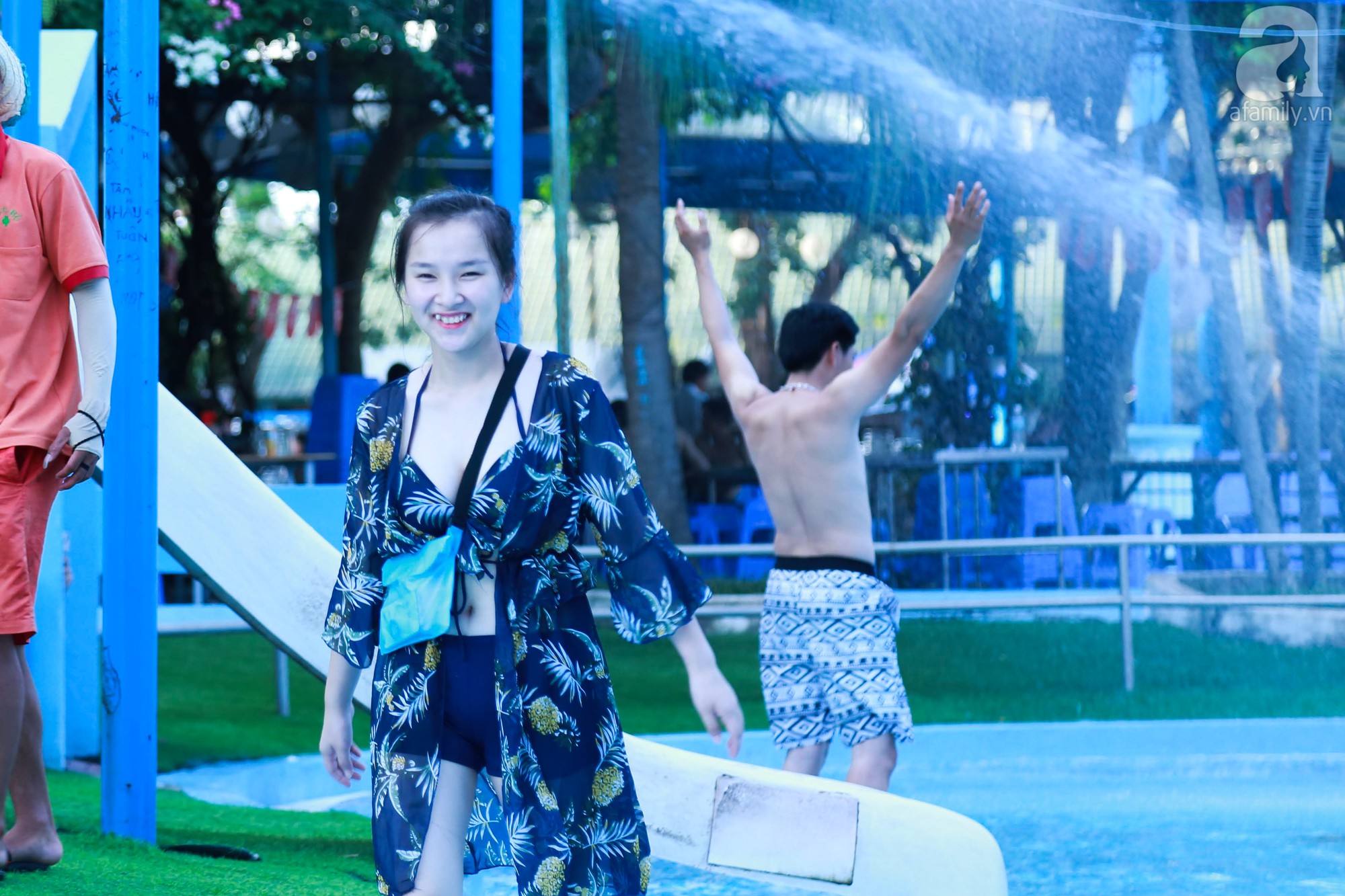 Chùm ảnh: Dân tình thỏa sức vùng vẫy giải nhiệt tại “bể bơi” lớn nhất Hà Nội - Ảnh 11.