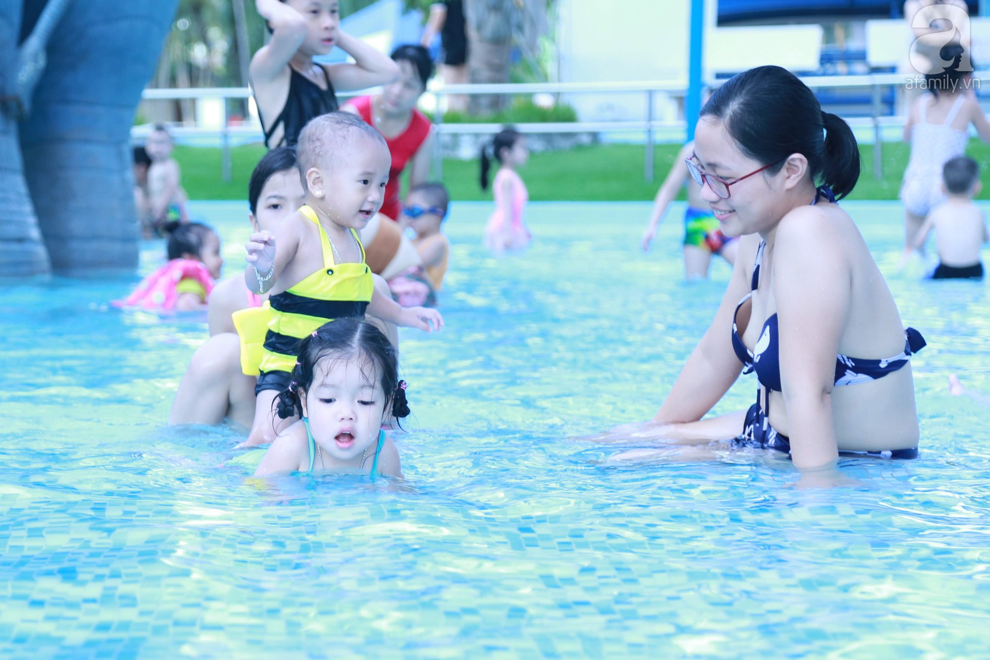 Chùm ảnh: Dân tình thỏa sức vùng vẫy giải nhiệt tại “bể bơi” lớn nhất Hà Nội - Ảnh 5.