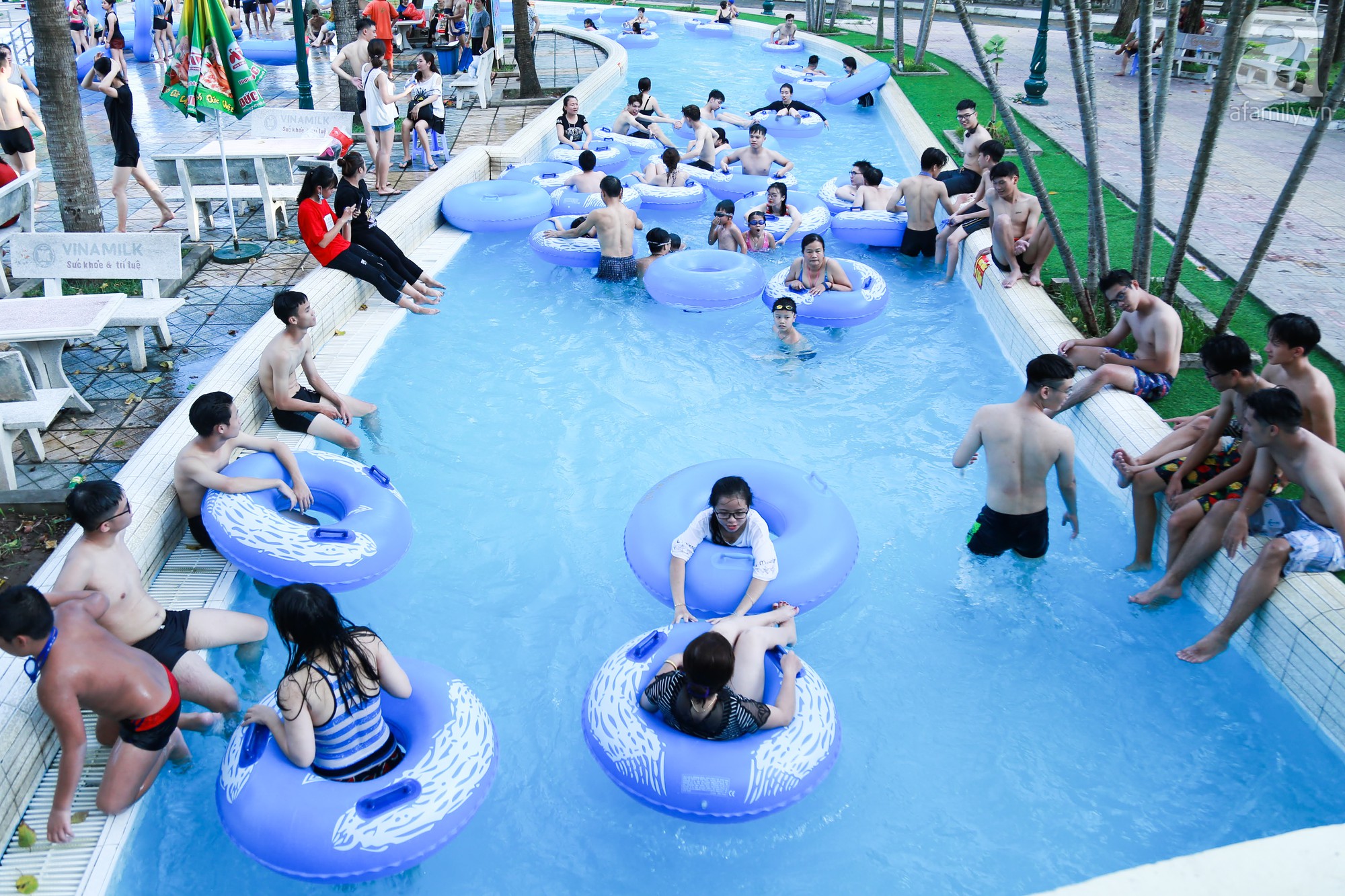 Chùm ảnh: Dân tình thỏa sức vùng vẫy giải nhiệt tại “bể bơi” lớn nhất Hà Nội - Ảnh 1.
