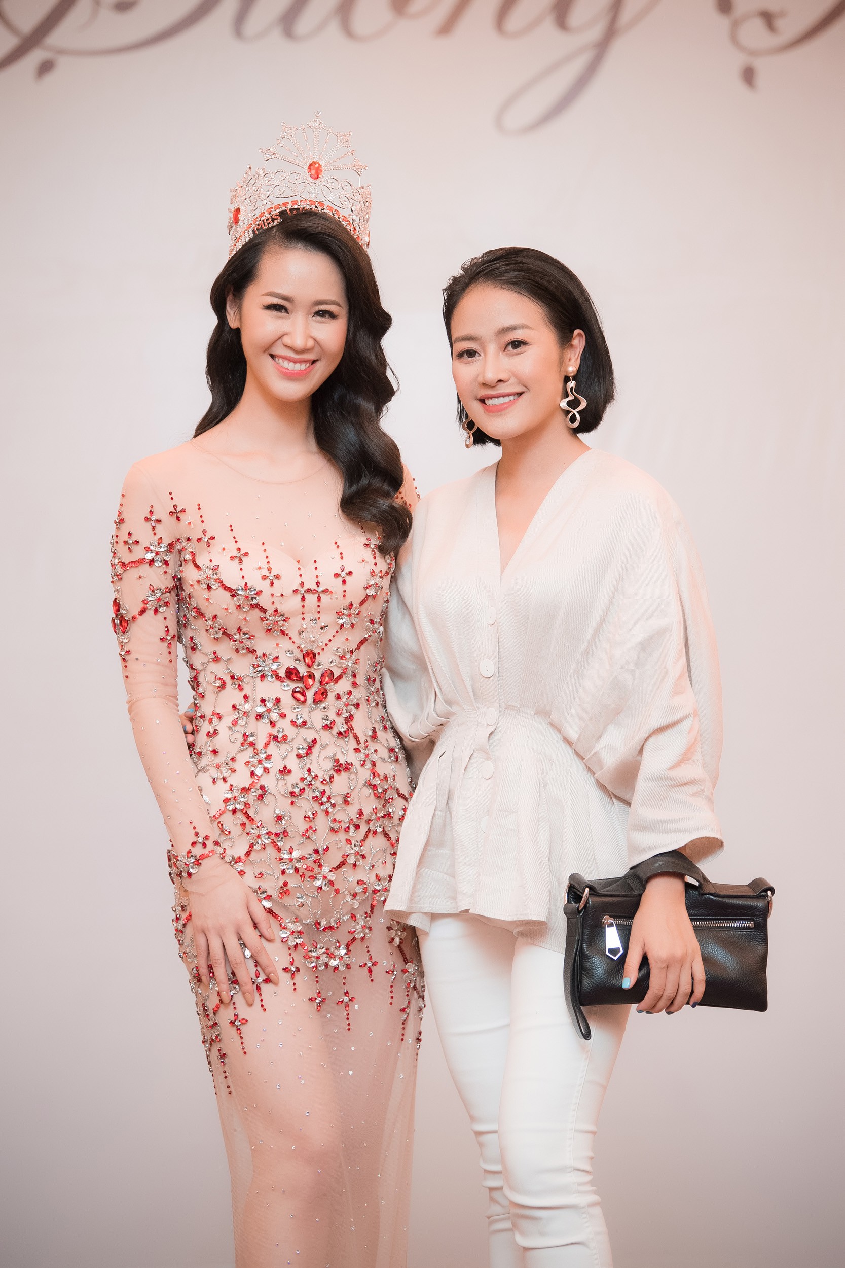 Dương Thùy Linh kể về cái ôm sau cánh gà trước khi được xướng tên Hoa hậu Quý bà toàn thế giới 2018 - Ảnh 14.