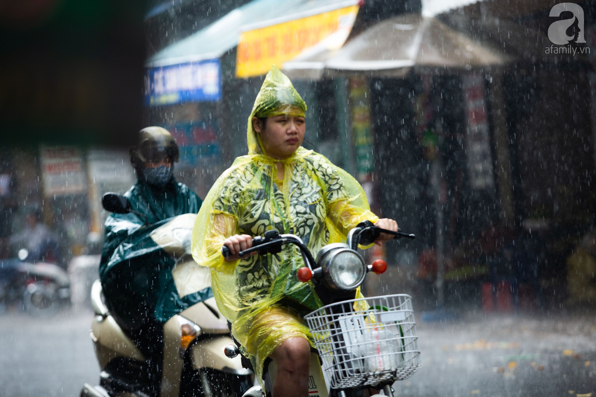 Người dân Hà Nội vui mừng đón cơn mưa sau những chuỗi ngày nắng nóng vật vã - Ảnh 2.