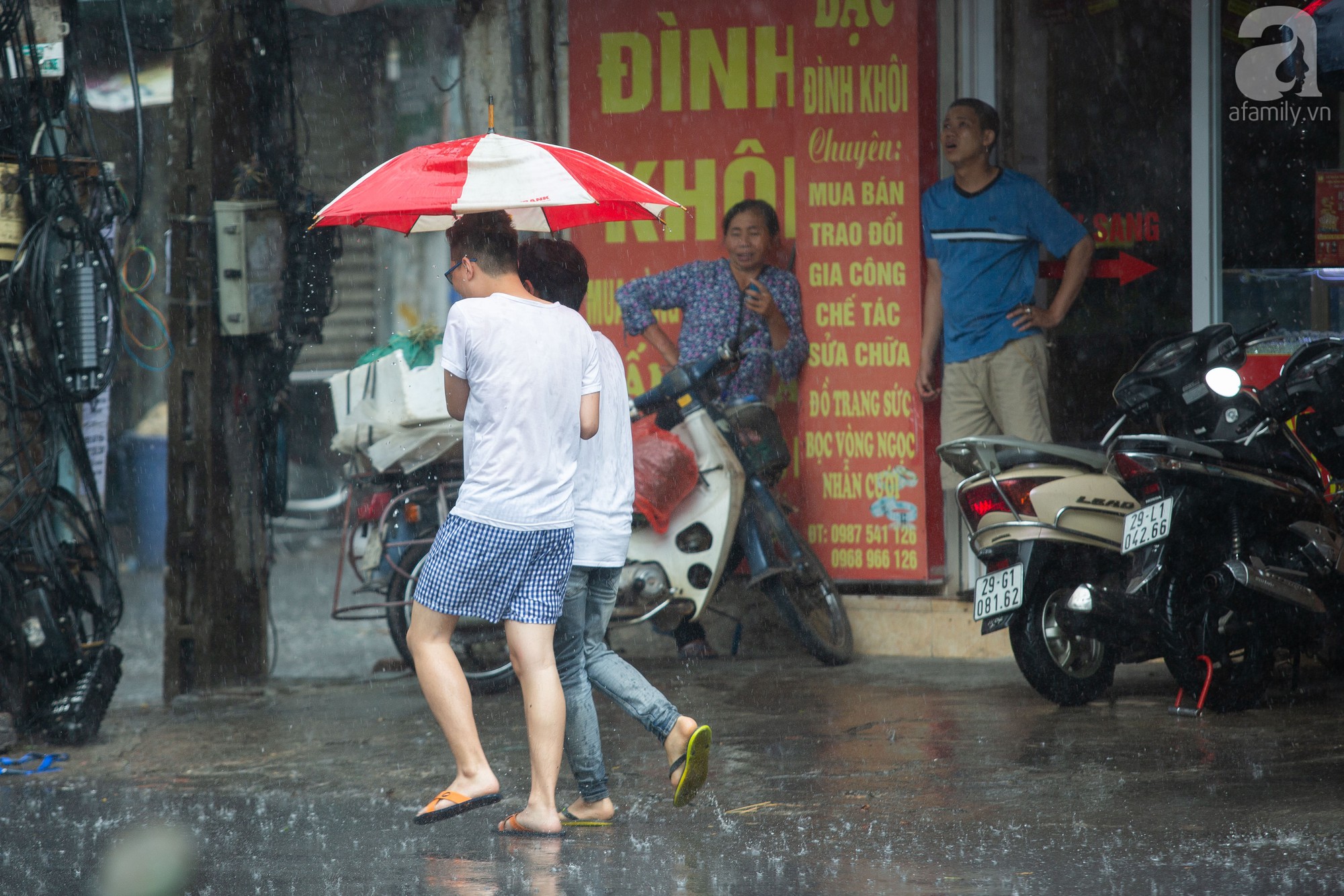 Người dân Hà Nội vui mừng đón cơn mưa sau những chuỗi ngày nắng nóng vật vã - Ảnh 8.
