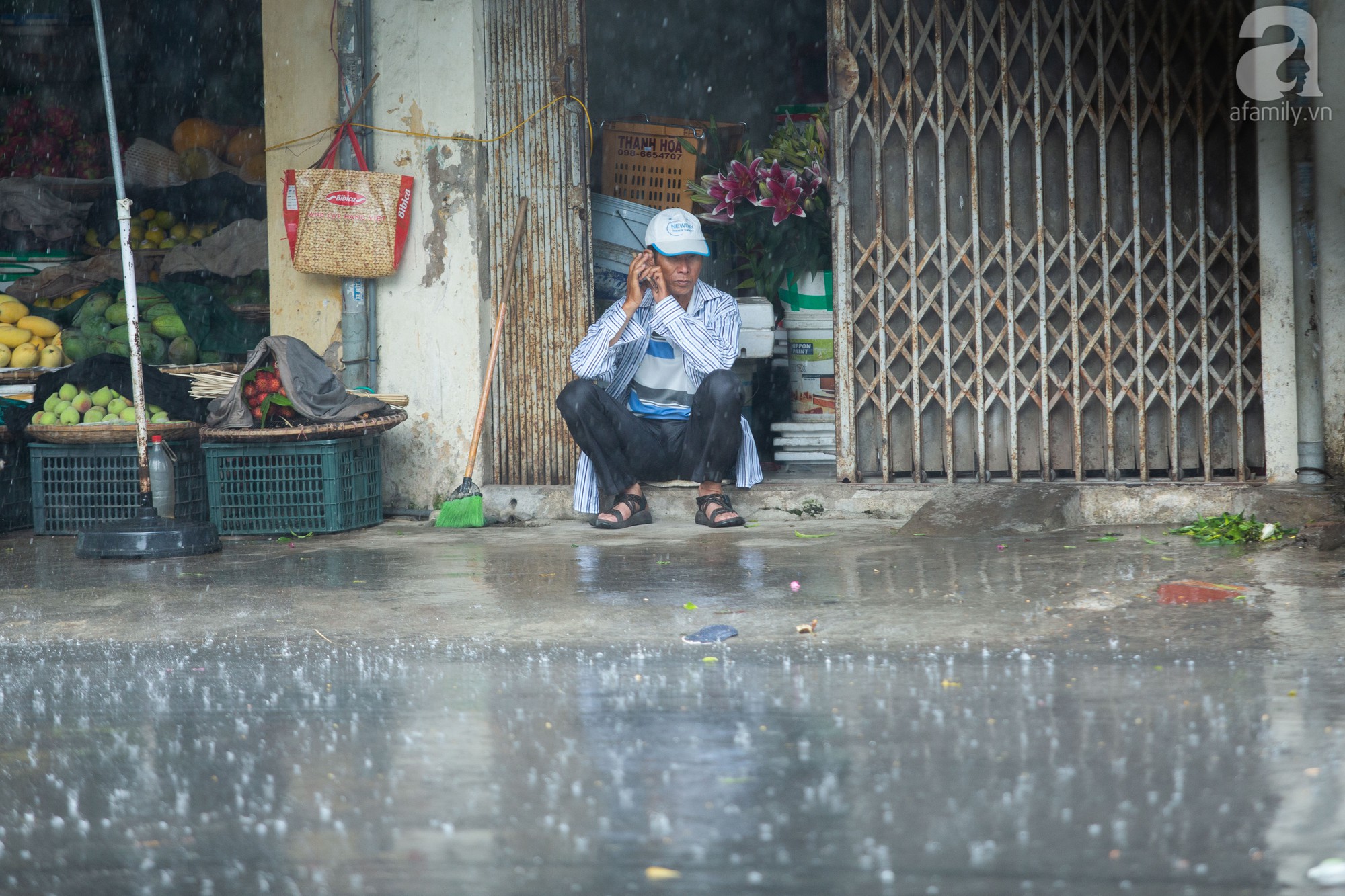 Người dân Hà Nội vui mừng đón cơn mưa sau những chuỗi ngày nắng nóng vật vã - Ảnh 7.
