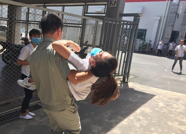 Quảng Ninh: Hàng chục nữ công nhân bất ngờ bị ngất nghi bị hít phải khí độc - Ảnh 2.