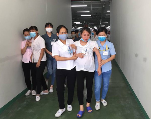 Quảng Ninh: Hàng chục nữ công nhân bất ngờ bị ngất nghi bị hít phải khí độc - Ảnh 1.