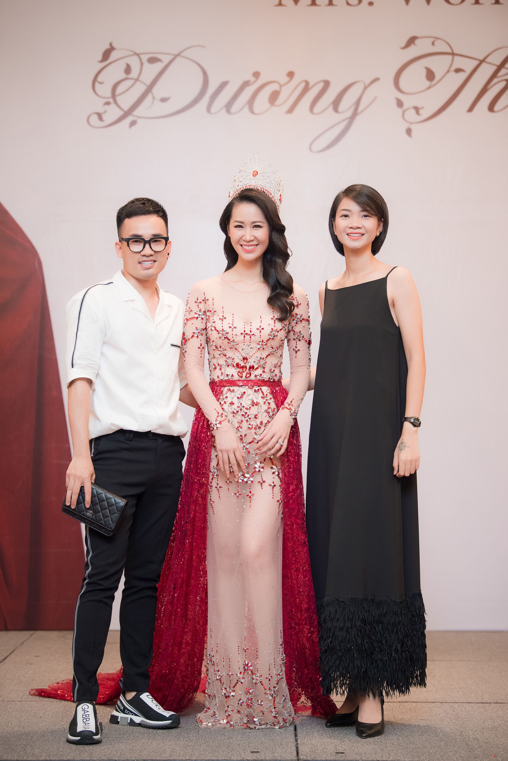 Dương Thùy Linh kể về cái ôm sau cánh gà trước khi được xướng tên Hoa hậu Quý bà toàn thế giới 2018 - Ảnh 16.