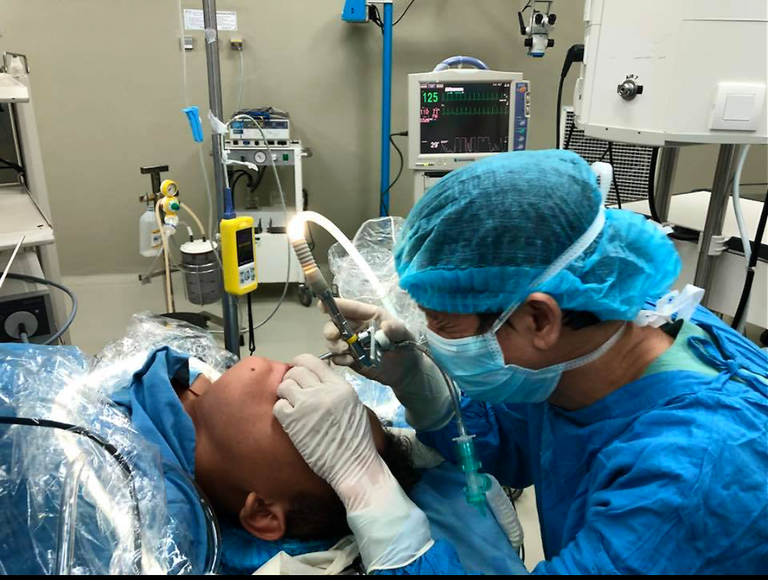 Kinh hoàng con đỉa sống hơn 1 tháng trong cổ họng bé trai 11 tuổi - Ảnh 1. Kinh hoàng con đỉa sống hơn 1 tháng trong cổ họng bé trai 11 tuổi - Ảnh 1.