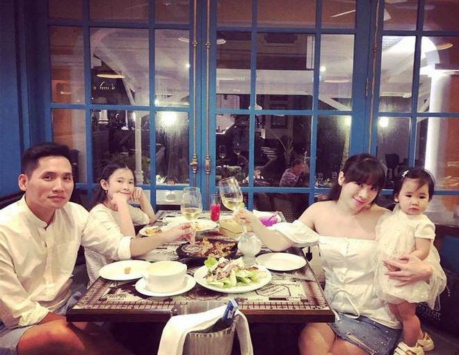 Gia đình vợ đẹp con xinh ít ai biết của BTV thể thao Quốc Khánh - Ảnh 3. Gia đình vợ đẹp con xinh ít ai biết của BTV thể thao Quốc Khánh - Ảnh 3.