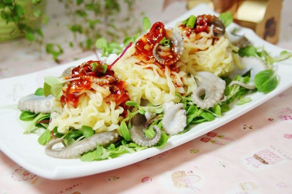  Bữa tối làm món salad mì này đảm bảo cả nhà ai cũng yêu cầu ngày mai ăn tiếp - Ảnh 7.