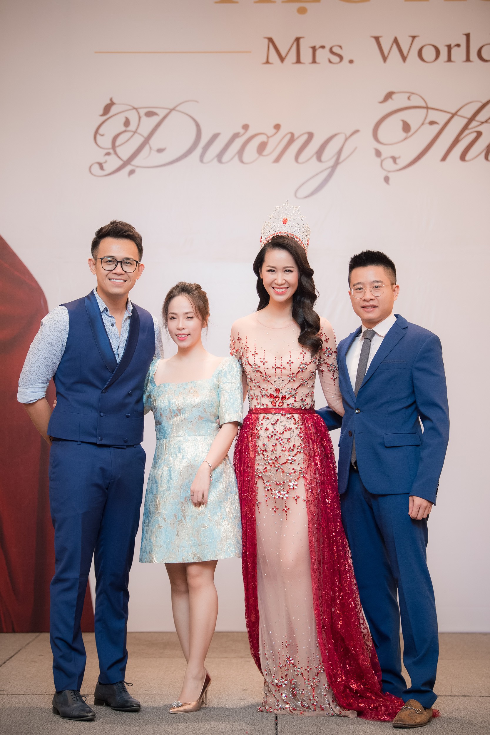 Dương Thùy Linh kể về cái ôm sau cánh gà trước khi được xướng tên Hoa hậu Quý bà toàn thế giới 2018 - Ảnh 9.