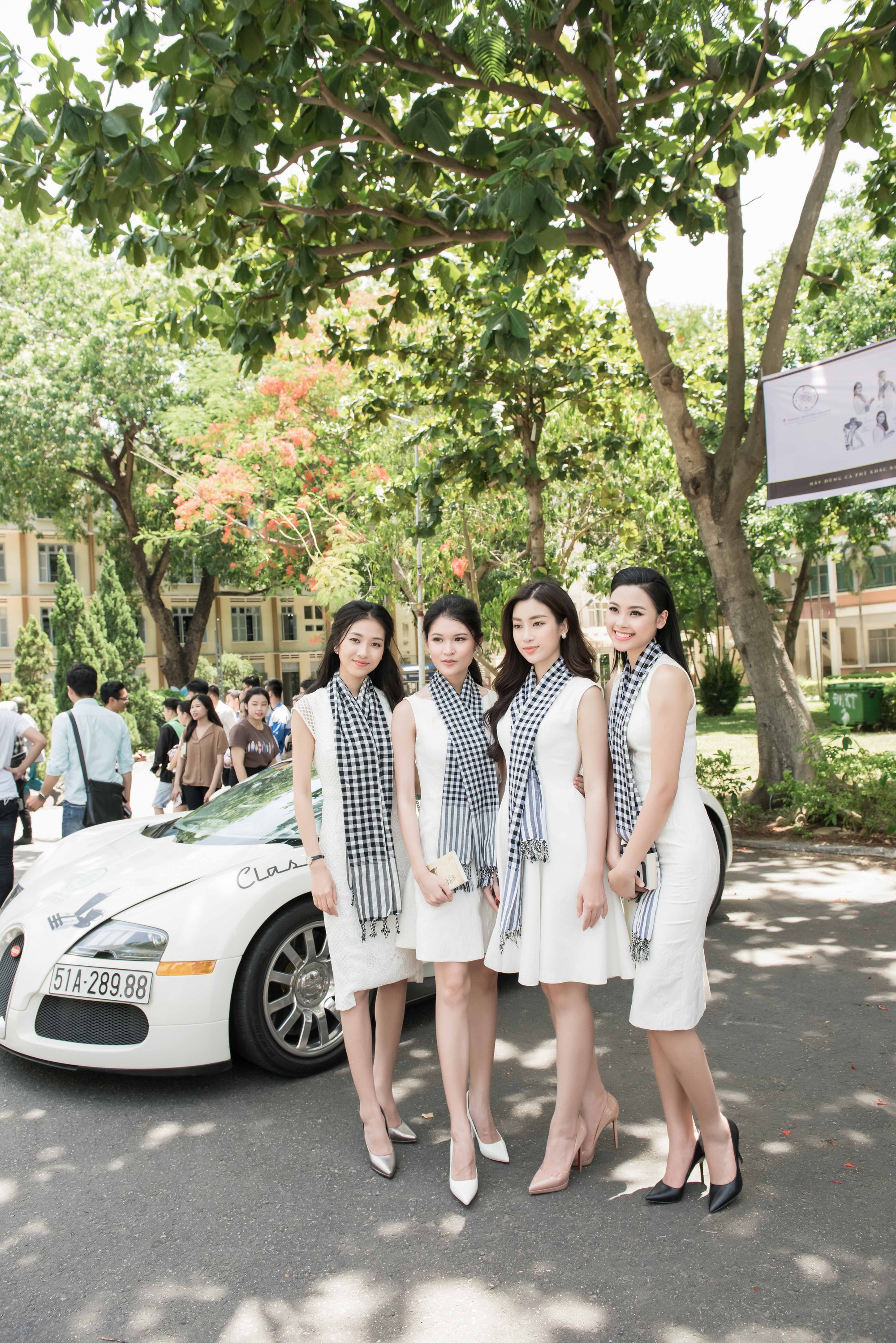 Hoa hậu Đỗ Mỹ Linh khoe dáng cùng Á hậu Thùy Dung bên siêu xe 50 tỷ đồng - Ảnh 2.