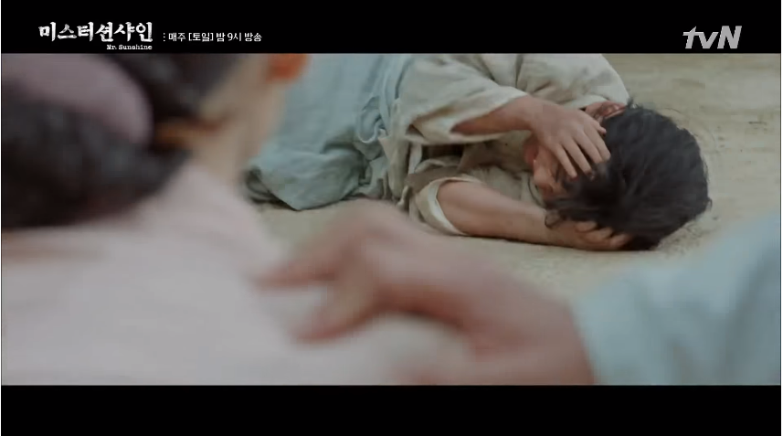 Tập 1 Mr. Sunshine: Cha bị đánh đập tới chết, mẹ nhảy giếng tự tử đổi lấy mạng sống cho Lee Byung Hun - Ảnh 9.