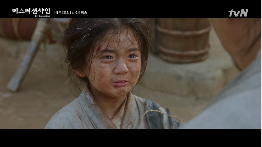 Tập 1 Mr. Sunshine: Cha bị đánh đập tới chết, mẹ nhảy giếng tự tử đổi lấy mạng sống cho Lee Byung Hun - Ảnh 12.