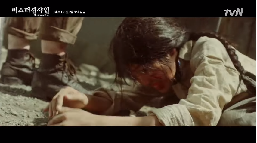 Tập 1 Mr. Sunshine: Cha bị đánh đập tới chết, mẹ nhảy giếng tự tử đổi lấy mạng sống cho Lee Byung Hun - Ảnh 15.