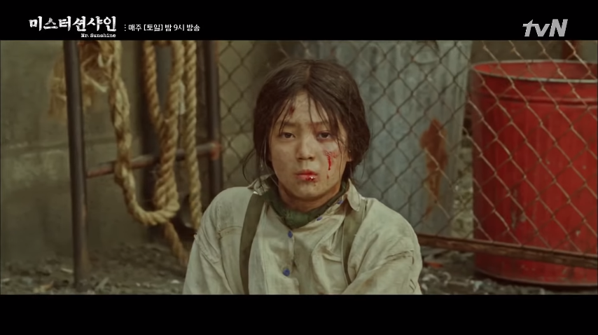 Tập 1 Mr. Sunshine: Cha bị đánh đập tới chết, mẹ nhảy giếng tự tử đổi lấy mạng sống cho Lee Byung Hun - Ảnh 17.