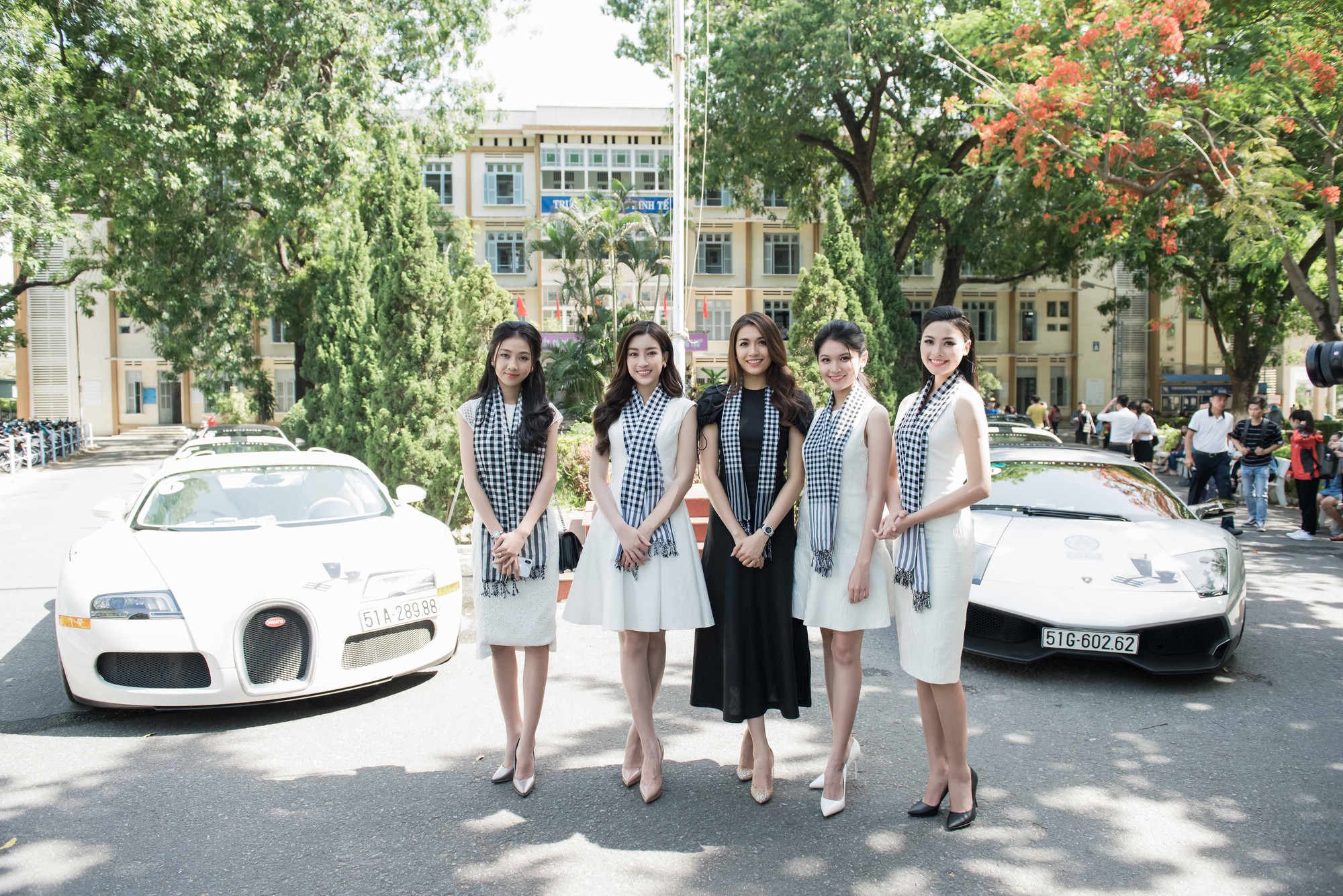 Hoa hậu Đỗ Mỹ Linh khoe dáng cùng Á hậu Thùy Dung bên siêu xe 50 tỷ đồng - Ảnh 1.