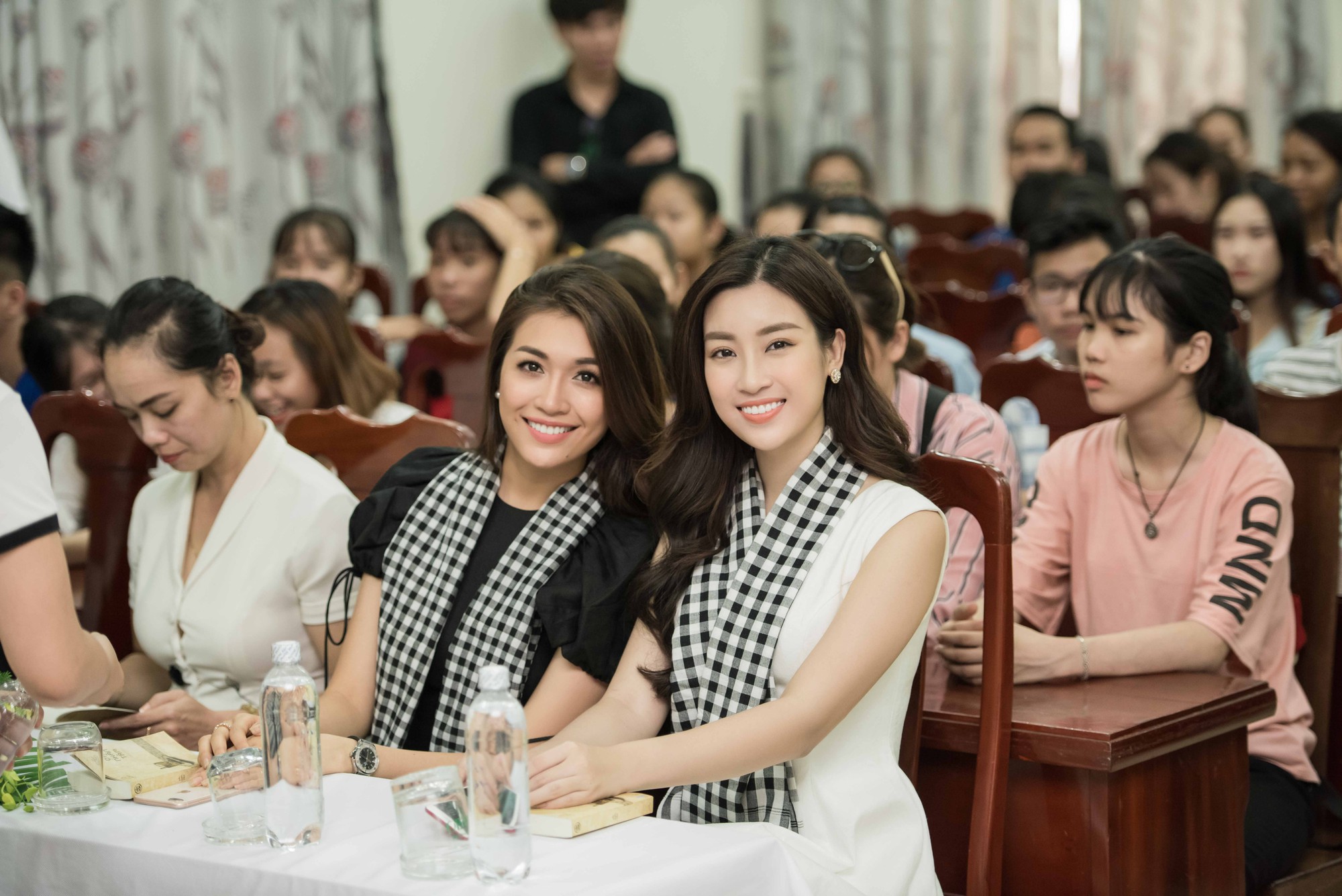Hoa hậu Đỗ Mỹ Linh khoe dáng cùng Á hậu Thùy Dung bên siêu xe 50 tỷ đồng - Ảnh 4.