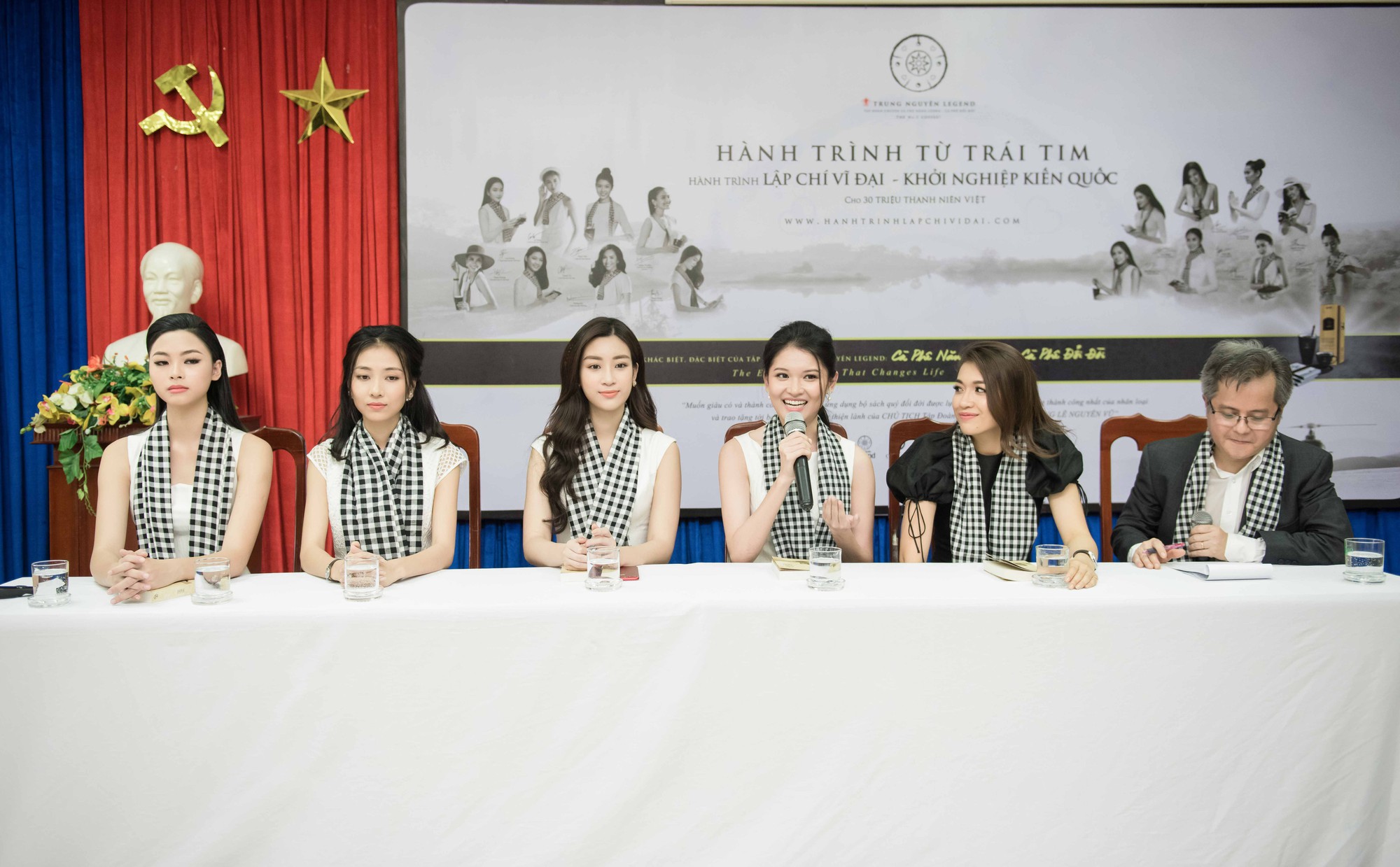 Hoa hậu Đỗ Mỹ Linh khoe dáng cùng Á hậu Thùy Dung bên siêu xe 50 tỷ đồng - Ảnh 6.