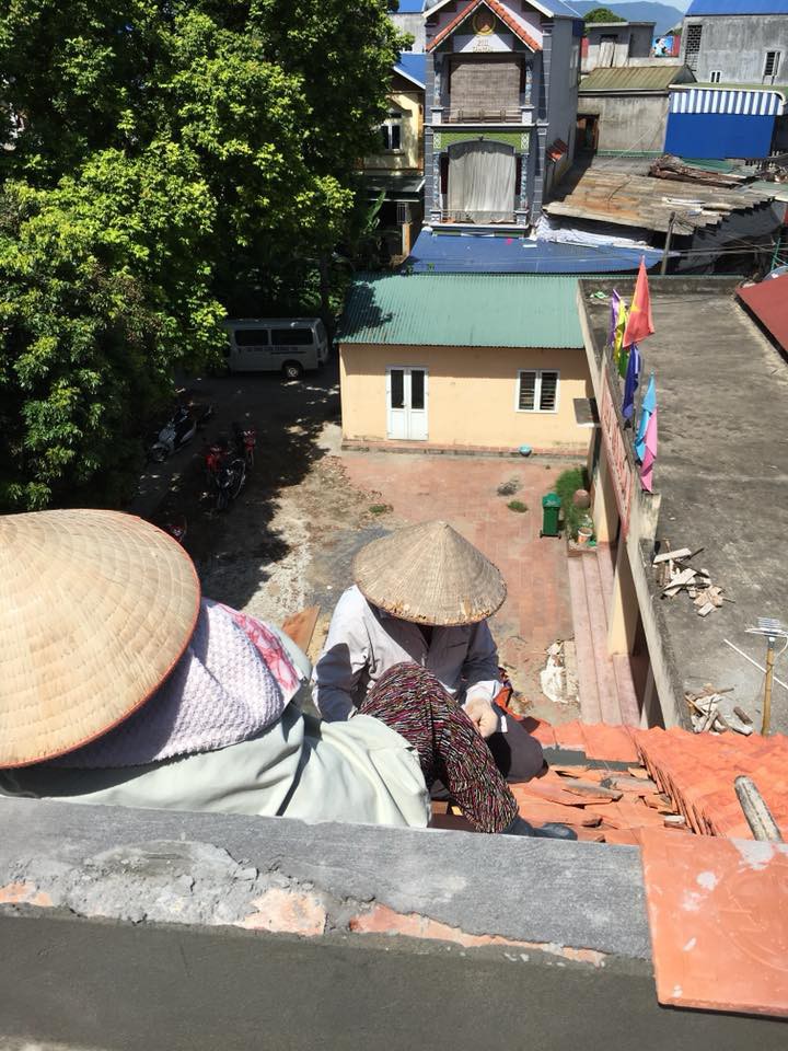 Chàng trai khoe ảnh bố mẹ lam lũ trên mái nhà giữa trưa hè nắng 40 độ, sự thật phía sau khiến ai cũng rơm rớm - Ảnh 2.