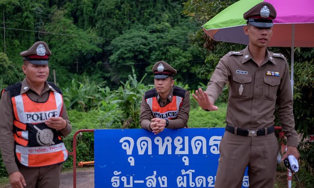 Đội bóng Thái Lan mắc kẹt: Đã đưa được 4 em nhỏ ra ngoài, cần thêm 10 giờ chuẩn bị cho đợt giải cứu tiếp theo - Ảnh 26.
