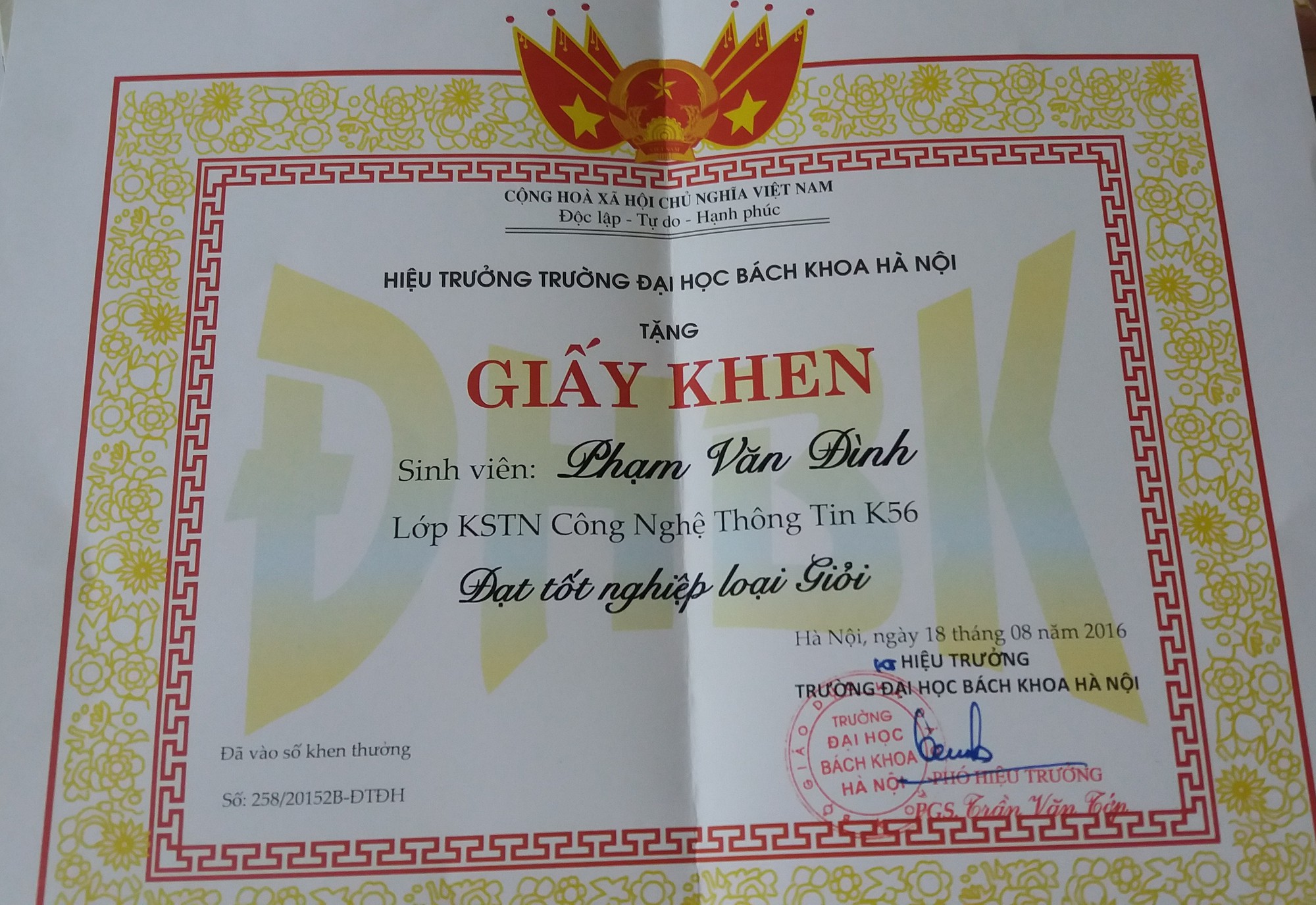 Gia đình hoang mang về cái chết bí ẩn của chàng trai thủ khoa ĐH Bách Khoa Hà Nội - Ảnh 6. Gia đình hoang mang về cái chết bí ẩn của chàng trai thủ khoa ĐH Bách Khoa Hà Nội - Ảnh 6.