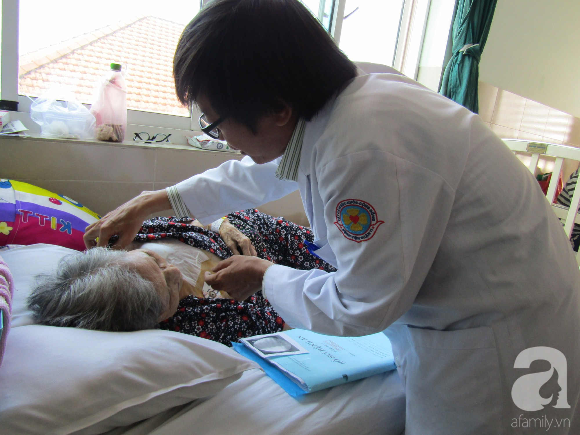 TP.HCM: Cụ bà 82 tuổi được cấy máy tạo nhịp tim vĩnh viễn lần đầu tiên tại bệnh viện quận - Ảnh 2.