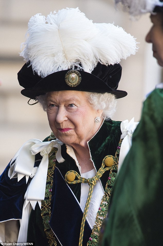 Bình thường màu sắc chói lòa là thế, vậy mà sự kiện này Nữ hoàng Anh lại chọn đồ hoàn toàn trái ngược - Ảnh 7.