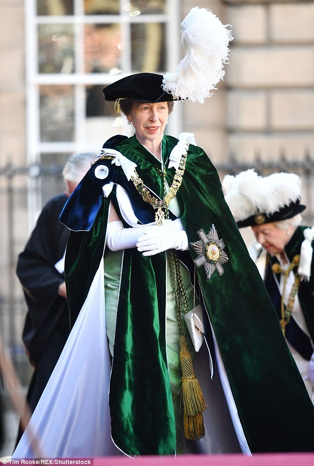 Bình thường màu sắc chói lòa là thế, vậy mà sự kiện này Nữ hoàng Anh lại chọn đồ hoàn toàn trái ngược - Ảnh 9.