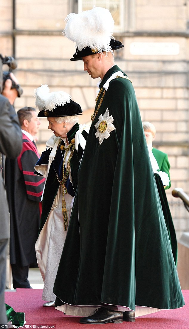 Bình thường màu sắc chói lòa là thế, vậy mà sự kiện này Nữ hoàng Anh lại chọn đồ hoàn toàn trái ngược - Ảnh 5.