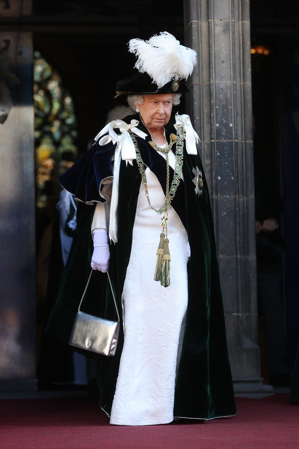 Bình thường màu sắc chói lòa là thế, vậy mà sự kiện này Nữ hoàng Anh lại chọn đồ hoàn toàn trái ngược - Ảnh 3.