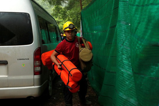 Đội bóng Thái Lan mắc kẹt: Đã đưa được 4 em nhỏ ra ngoài, cần thêm 10 giờ chuẩn bị cho đợt giải cứu tiếp theo - Ảnh 33.