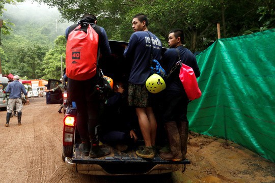 Đội bóng Thái Lan mắc kẹt: Đã đưa được 4 em nhỏ ra ngoài, cần thêm 10 giờ chuẩn bị cho đợt giải cứu tiếp theo - Ảnh 38.