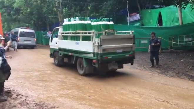 Đội bóng Thái Lan mắc kẹt: Đã đưa được 4 em nhỏ ra ngoài, cần thêm 10 giờ chuẩn bị cho đợt giải cứu tiếp theo - Ảnh 31.