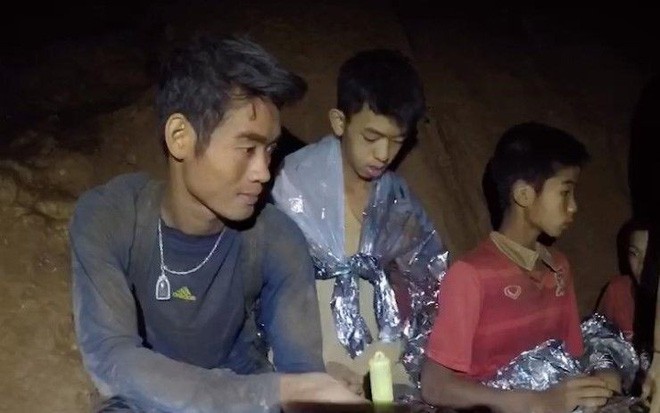 Đội bóng Thái Lan mắc kẹt: Đã đưa được 4 em nhỏ ra ngoài, cần thêm 10 giờ chuẩn bị cho đợt giải cứu tiếp theo - Ảnh 35.