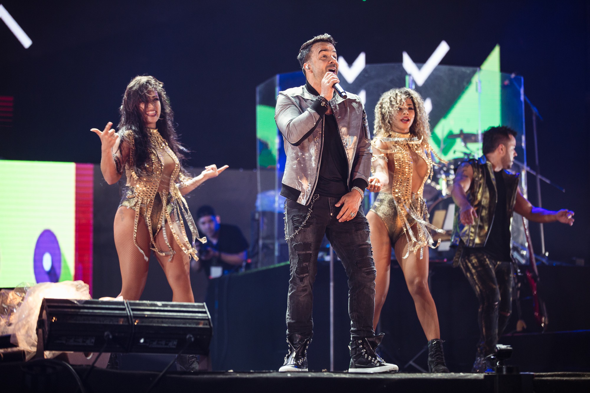 Chủ nhân bản hit Despacito giữ chân hàng ngàn khán giả đến tận 3 giờ sáng - Ảnh 8. Chủ nhân bản hit Despacito giữ chân hàng ngàn khán giả đến tận 3 giờ sáng - Ảnh 8.