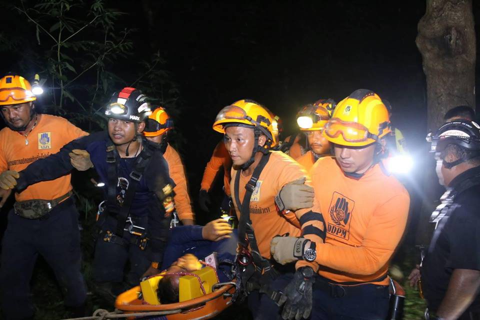 Xe chở tình nguyện viên tham gia giải cứu đội bóng Thái Lan lao xuống vực, có người bị thương rất nặng - Ảnh 2.