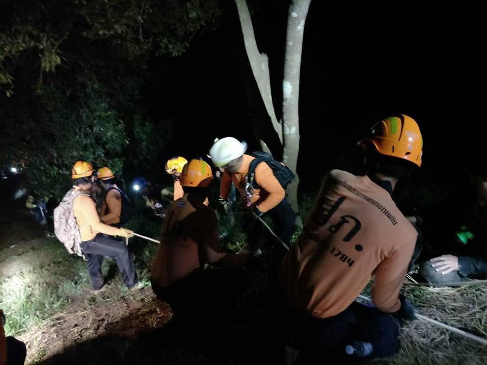 Xe chở tình nguyện viên tham gia giải cứu đội bóng Thái Lan lao xuống vực, có người bị thương rất nặng - Ảnh 3.