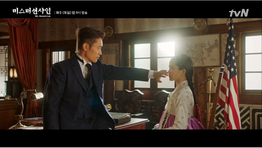 Vừa chạm mặt, Mr. Sunshine Lee Byung Hun đã chĩa súng vào mặt nữ chính xinh đẹp - Ảnh 9.