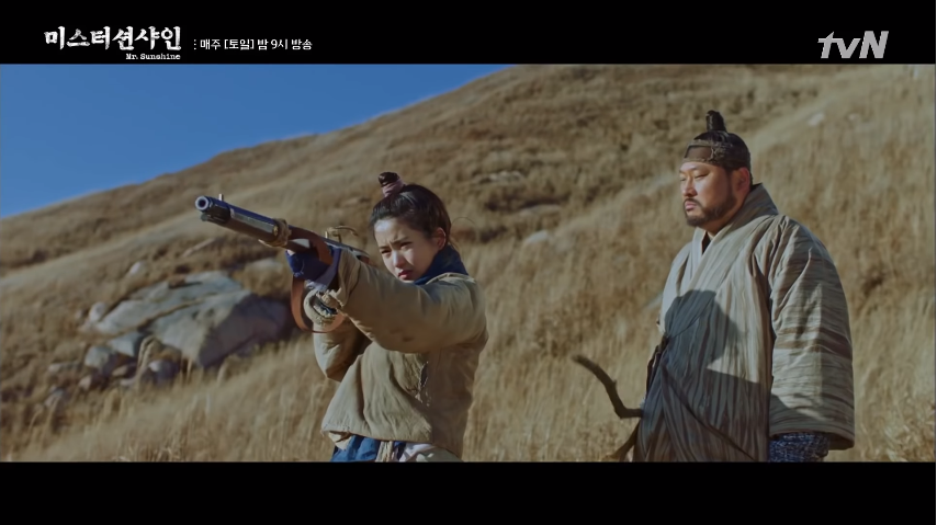 Vừa chạm mặt, Mr. Sunshine Lee Byung Hun đã chĩa súng vào mặt nữ chính xinh đẹp - Ảnh 15.