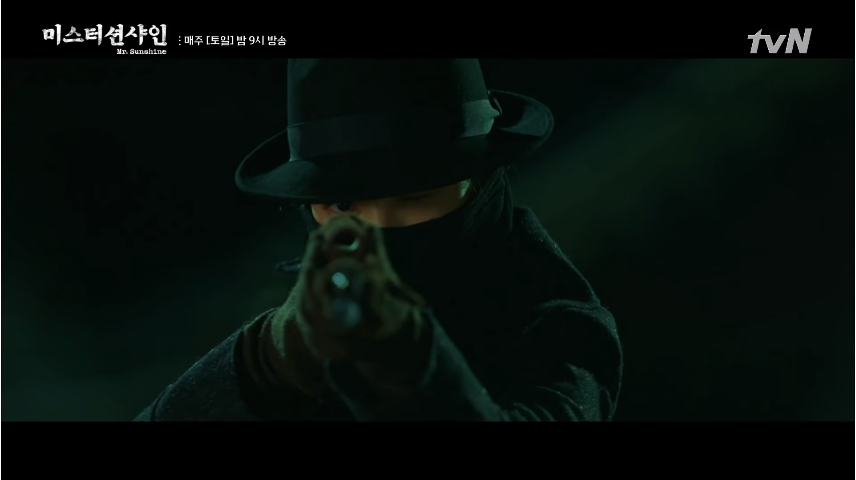 Vừa chạm mặt, Mr. Sunshine Lee Byung Hun đã chĩa súng vào mặt nữ chính xinh đẹp - Ảnh 3.