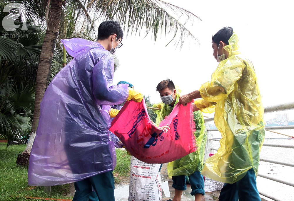 Cá chết trắng hồ Tây: Nguyên nhân ban đầu là do thời tiết thay đổi bất thường - Ảnh 1.