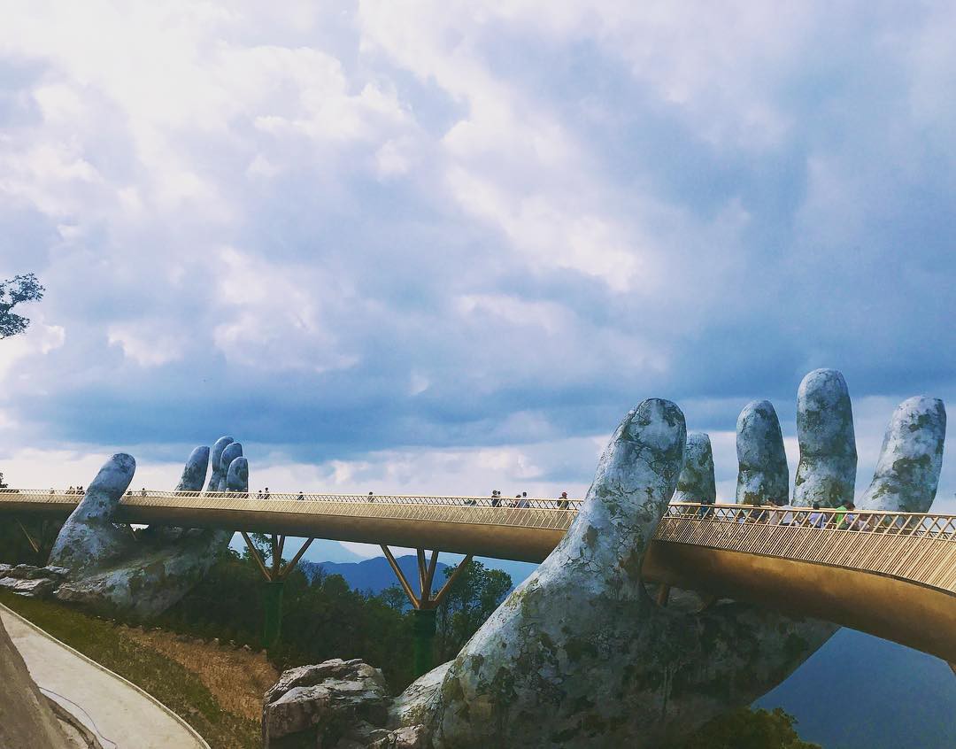 Khám phá cây cầu nằm gọn trong bàn tay khổng lồ đang được checkin điên đảo ở Đà Nẵng - Ảnh 2.