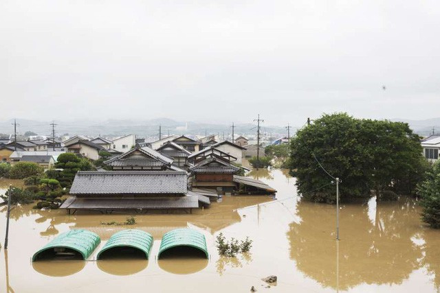 Khung cảnh hoang tàn sau trận mưa lũ lịch sử ở Nhật Bản - Ảnh 6.