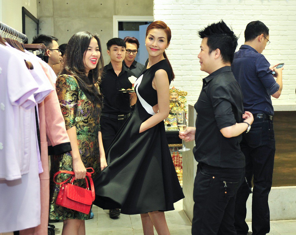Hà Tăng cũng từng diện bộ váy đen y chang thiết kế mà Lan Khuê mặc đi mặc lại  - Ảnh 6.