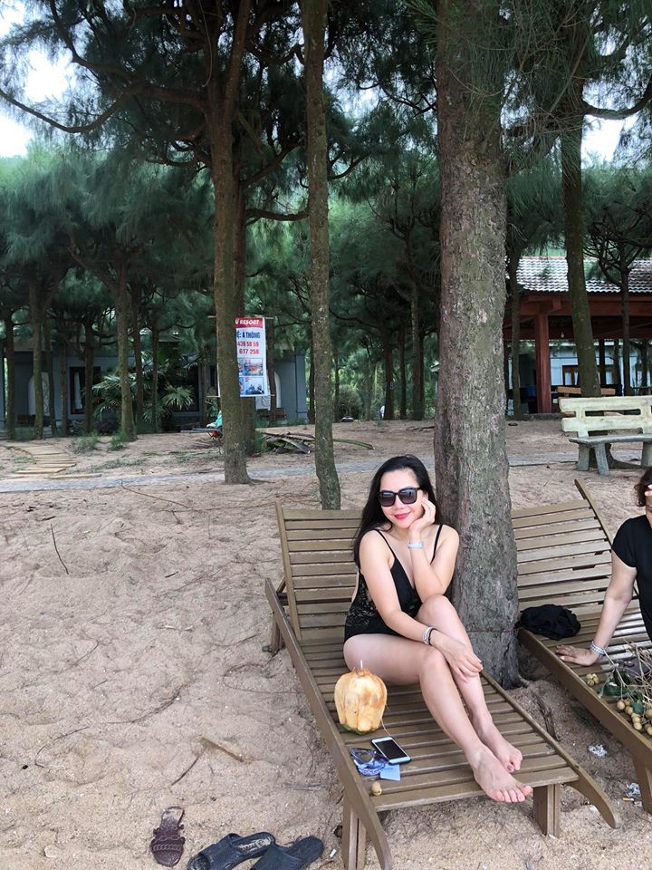 Hội chị em trầm trồ với body gợi cảm của vợ đại gia kim cương, lần đầu lộ ảnh bikini cùng 3 con ra biển nghỉ hè - Ảnh 2. Hội chị em trầm trồ với body gợi cảm của vợ đại gia kim cương, lần đầu lộ ảnh bikini cùng 3 con ra biển nghỉ hè - Ảnh 2.