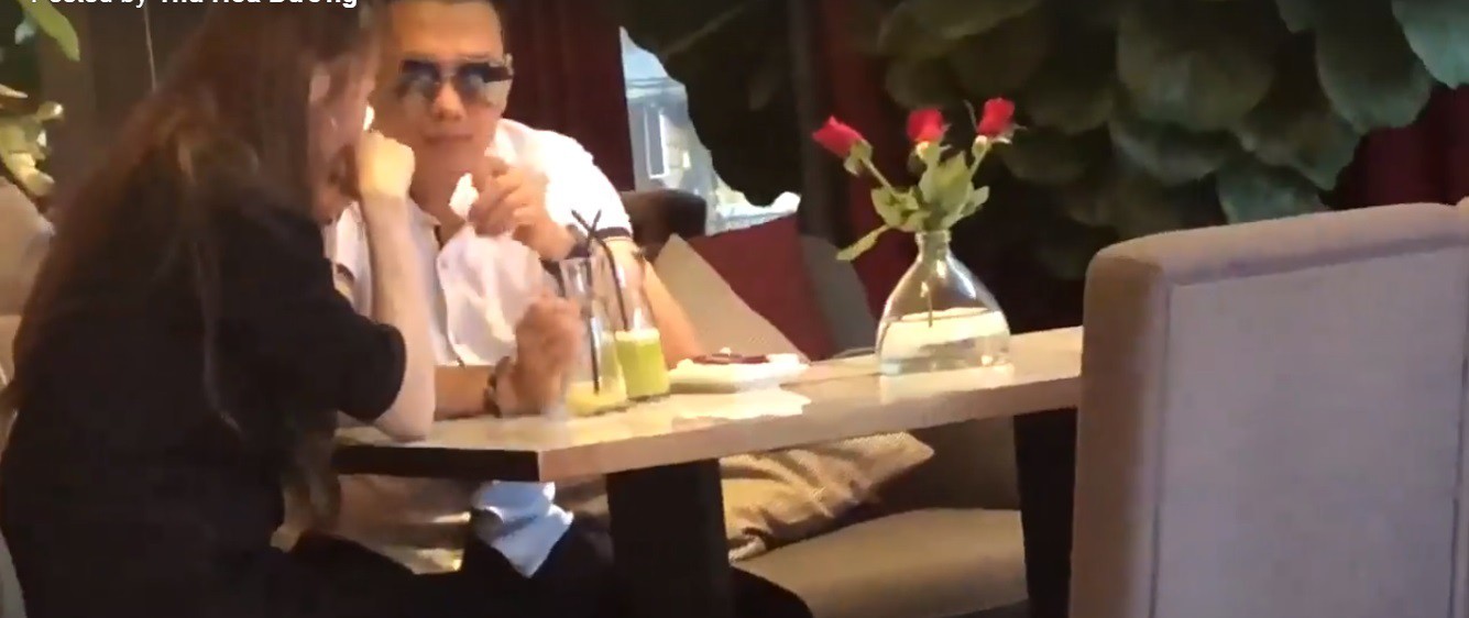 Lộ clip Việt Anh ngồi tâm sự, lau nước mắt cho Quế Vân ở quán cà phê - Ảnh 2.