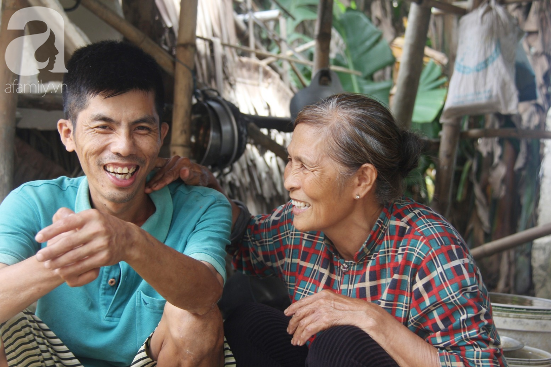 Rớt nước mắt cảnh vợ chồng già đi cắt cỏ thuê nuôi 4 con tâm thần, muốn ăn một bữa ngon rồi chết cùng con - Ảnh 10.