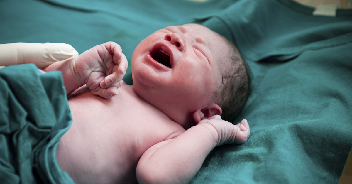 Cuối cùng thì cũng đã tìm ra lý do vì sao bé sinh mổ hay quấy khóc hơn bé sinh thường   - Ảnh 2.